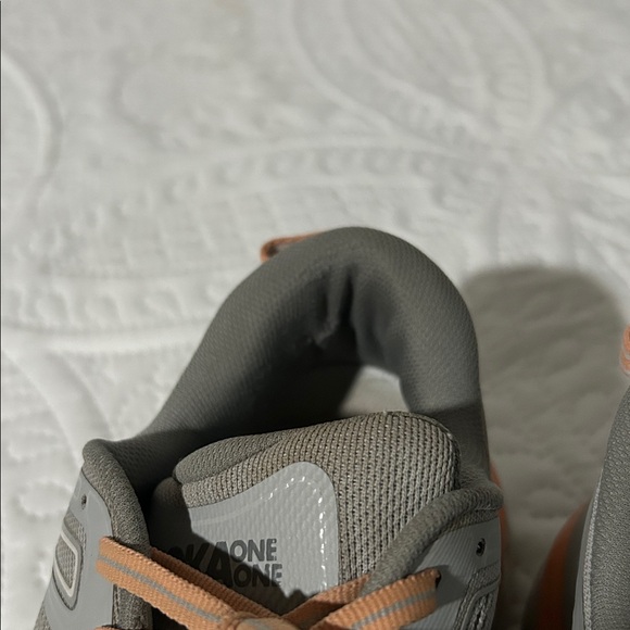 Hoka Bondi 7 Gray and Peach/Coral Athletic Shoe SZ: 7.5 - Picture 14 of 16